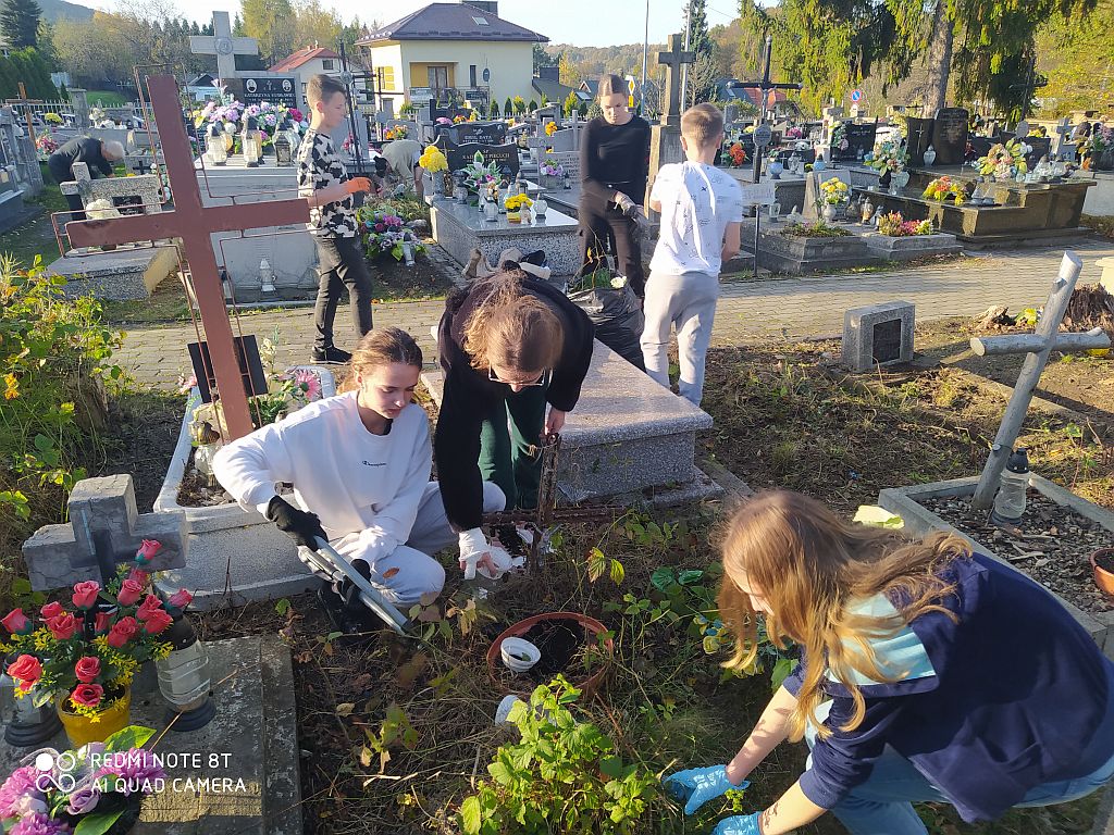 Sprzątanie grobów i zapalenie zniczy na opuszczonych grobach