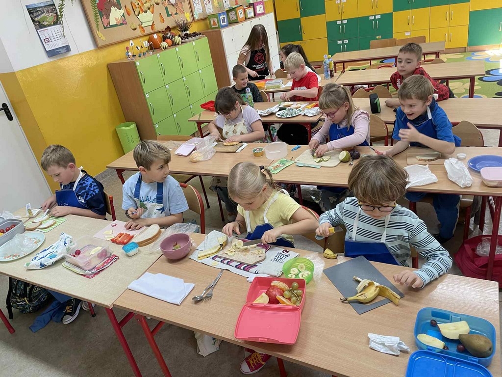 Zdrowo, kolorowo i smacznie – klasy 2a i 2b uczą się, jak dbać o zdrowie!
