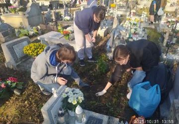Sprzątanie grobów i zapalenie zniczy na opuszczonych grobach
